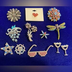 Lot of Lady’s Glitzy Brooches (12)